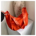 Détail macro du sac bandoulière orange vif en nylon avec tirette de fermeture éclair tissée - Orange