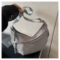 Detailansicht der grauen Nylon-Sichel-Tasche mit Strukturstoff und Web-Reißverschluss - Grau