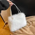 Schicke weiße Kunstfell-Handtasche in Rechteckform mit feinen Henkeln für den Winter - Weiß