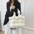 Elegante bolso de piel sintética blanca con textura acolchada para moda de otoño invierno - Blanco