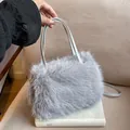 Graue Kunstpelz-Schultertasche mit weicher Textur und eleganten Griffen für Damen - Grau