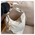 Schicke beige Nylon-Halbmond-Schultertasche mit verstellbarem Gurt und Reißverschlussdetail - Weiß
