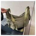 Sac hobo en nylon vert armée avec bandoulière réglable et détail de fermeture tressée - Vert