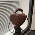Sac à main en forme de cœur marron chocolat avec gaufrage et poignée froncée - Café