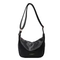 Sac bandoulière noir forme demi-lune avec texture plissée et bandoulière réglable - Noir