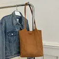 Braune Wildleder-Umhängetasche mit langen Riemen für einen minimalistischen Herbststil - Braun
