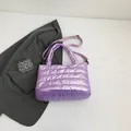 Sac à bandoulière bouffant violet brillant élégant avec matelassage et sangle amovible - Violet