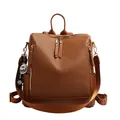 Rucksack aus braunem PU-Leder mit Litschi-Muster, breitem Gurt und Anhängern - Braun mit Anhänger
