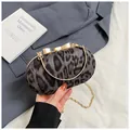 Graue Umhängetasche mit Leopardenmuster, goldenem Bogenschloss und eleganter Kette - Leopardenmuster Schwarz