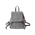 Grauer Woll-Rucksack mit dunkelbraunen Lederriemen und minimalistischem Tunnelzug - Grau