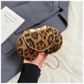 Schicke Abendtasche mit Leopardenmuster, goldenem Bogenverschluss und Metallgriff - Leopard Braun