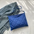 Borsa a tracolla trapuntata blu con motivo a rombi e trama in nylon minimalista - Blu