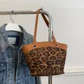 Modische Leopard-Print Einkaufstasche mit braunem Kunstlederbesatz und stabilen Metallringen - Braun