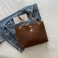 Sac à bandoulière vintage en daim marron foncé avec chaîne dorée et breloque cerf - Marron