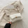 Borsa a tracolla minimalista in pelle bianco crema con fibbia in metallo dorato - Bianco