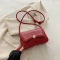 Borsa a tracolla vintage in pelle rosso scuro con chiusura dorata e tracolla annodata - Rosso
