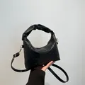 Schwarze gewebte Mini-Handtasche im Dumpling-Stil mit Raffgriff und Schultergurt - Schwarz