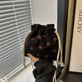Mini bolso cubo de pana negra con estampado de fresas y cierre de cordón blanco - Negro