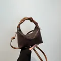 Dunkelbraune geflochtene Hobo-Tasche mit karamellfarbenem Griff und Schultergurt - Braun