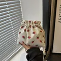 Mini bolso tipo cubo de pana blanco roto con lindo estampado de fresas rojas - Blanco