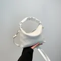 Weiße geflochtene Hobo-Tasche mit gerafftem Griff und goldenen Metallteilen - Weiß