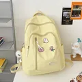 Sac à dos en nylon jaune clair minimaliste avec broches mignonnes et porte-clé pelucheux - Sac Unique / Jaune
