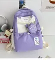 Detailansicht des lila-weißen Schulrucksacks mit Sternanhänger und Seitenschnalle - Lila