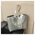 Silberne Tote-Tasche mit goldener Drehschnalle und großem Fassungsvermögen für Damen - Mit gewebtem Anhänger / Silber
