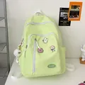 Sac à dos en toile vert clair avec badges mignons, pendentif peluche et poches - Sac Unique / Vert
