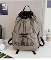 Dettaglio di uno zaino kaki con cordoncino, accenti neri e logo del marchio KOMILO - Grande / Borsa Singola / Cachi