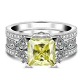 Dettaglio del set di anelli in argento 925 con moissanite gialla 3 carati taglio princess - Giallo Limone