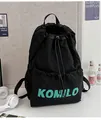 Dettaglio dello zaino leggero in nylon nero con scritte KOMILO in colore verde acqua - Grande / Borsa Singola / Nero