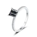 Λεπτομέρεια macro δαχτυλίδι moissanite princess cut με ασήμι S925 και δέσιμο τεσσάρων δοντιών - Γκρι