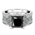 Dettaglio macro di un anello in moissanite nera taglio princess da 3ct in argento - Nero