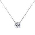 Détail d'un pendentif en moissanite taille princesse 3CT sur une chaîne en argent 925 - 3 Carats avec Certificat GRA / Blanc