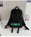 Dettaglio dello zaino nero leggero a coulisse con scritte KOMILO ciano e tasca esterna - Piccolo / Borsa Singola / Nero