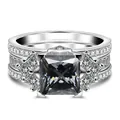 Dettaglio macro di un set di anelli in argento S925 con moissanite grigia da 3 carati - Grigio