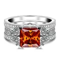 Dettaglio dell'anello con moissanite arancione taglio princess e pavé di diamanti - Rosso Fortunato