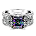 Dettaglio macro dell'anello in moissanite taglio princess arcobaleno in argento - Arcobaleno