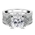 Dettaglio dell'anello moissanite taglio princess 3 carati in argento 925 con certificato GRA - Colore D