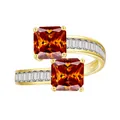 Vue détaillée d'une bague bypass avec deux pierres orange et accents en baguette - Rouge Orangé