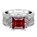 Anello con moissanite rossa 3ct taglio princess in argento 925 con pietre laterali halo - Misura 5 / Rosso Granata