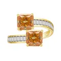 Détail d'une bague plaquée or 18 carats avec deux pierres oranges carrées et diamants fins - Taille 6 / Champagne
