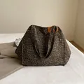 Große Canvas-Tragetasche mit Leopardenmuster, Fronttasche und Lederpatches - Braun