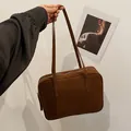 Borsa a spalla retrò marrone scuro opaca in pelle scamosciata con manici lunghi - caffè