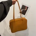 Borsa a spalla vintage marrone caramello in pelle scamosciata con manici sottili e opachi - Marrone