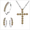 Makroansicht des S925 Sterlingsilber-Sets mit champagnerfarbenem Moissanit-Kreuz - Champagner