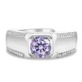 Vista detallada de un anillo de plata S925 con piedra lavanda redonda y diamantes laterales - Abierto Ajustable / Violeta Claro