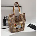 Detailansicht der gelb karierten Canvas-Tasche mit 3D-Stickerei eines Comic-Hundes - Braun Vorderseite
