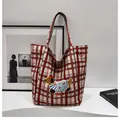 Detail der rot karierten Canvas-Tasche mit 3D-bestickter Dackel-Applikation - Rot Vorderseite